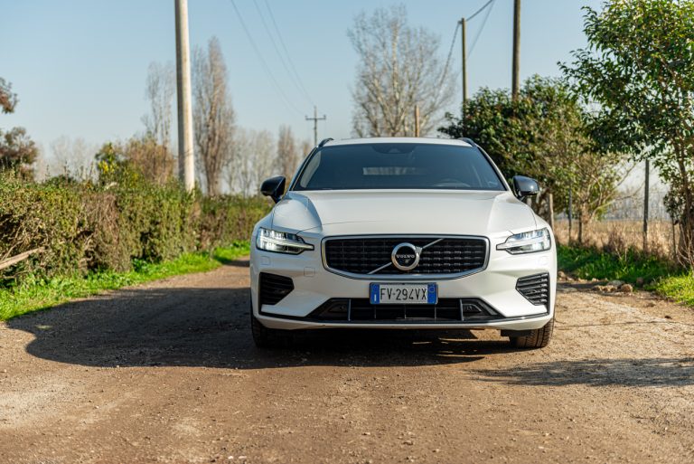 Volvo V60 T8 Ibrida Plug-in, la prova su strada