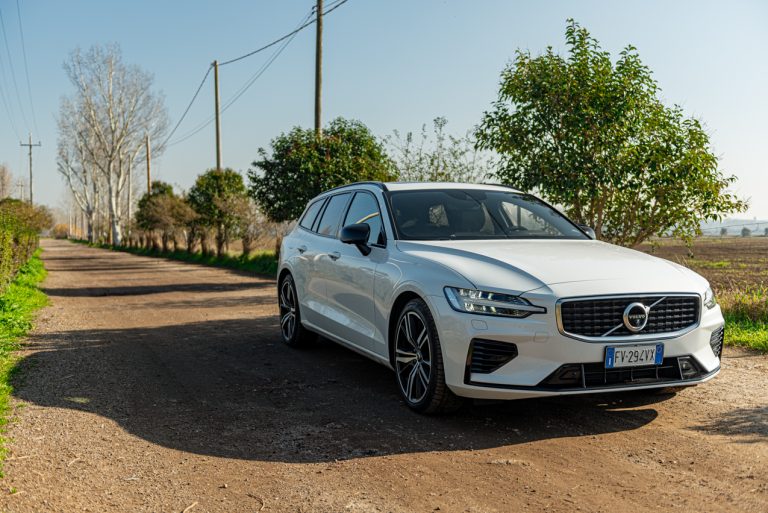 Volvo V60 T8 Ibrida Plug-in, la prova su strada
