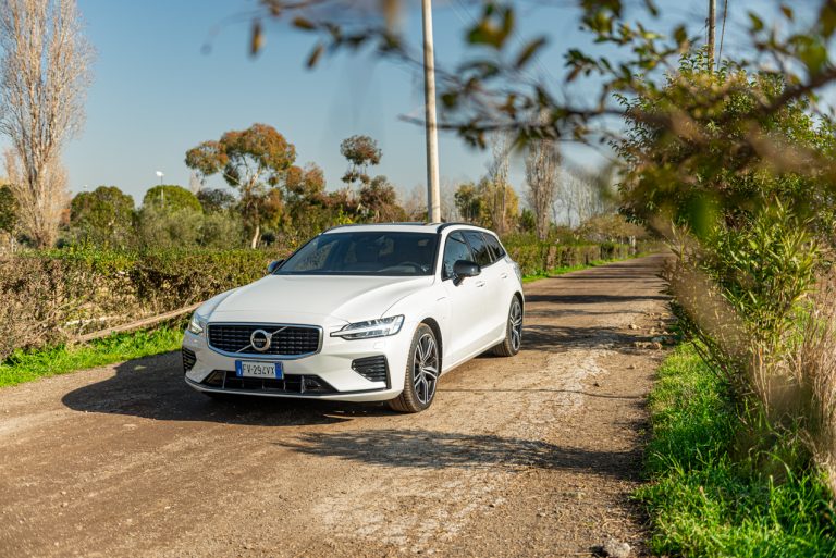 Volvo V60 T8 Ibrida Plug-in, la prova su strada