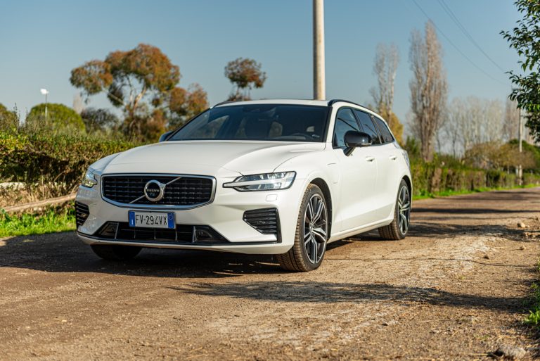 Volvo V60 T8 Ibrida Plug-in, la prova su strada