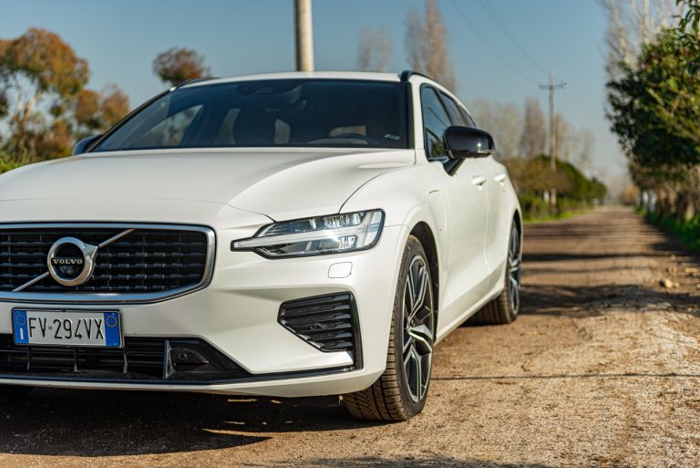 Volvo V60 T8 Ibrida Plug-in, la prova su strada