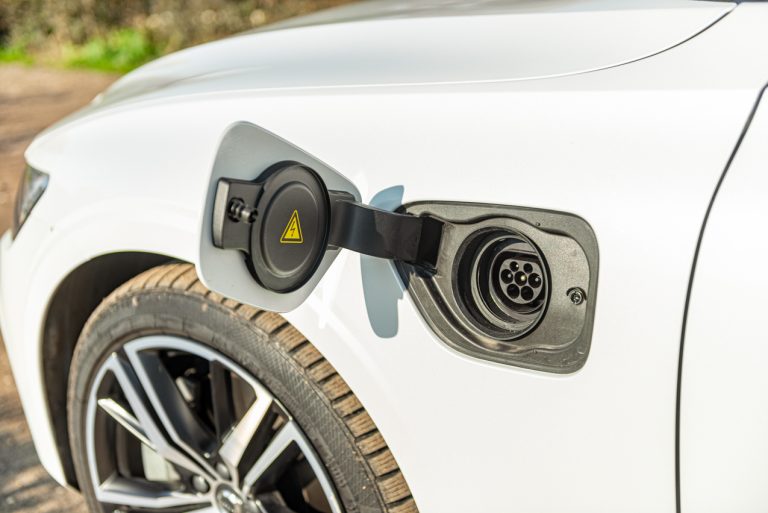 Volvo V60 T8 Ibrida Plug-in, la prova su strada