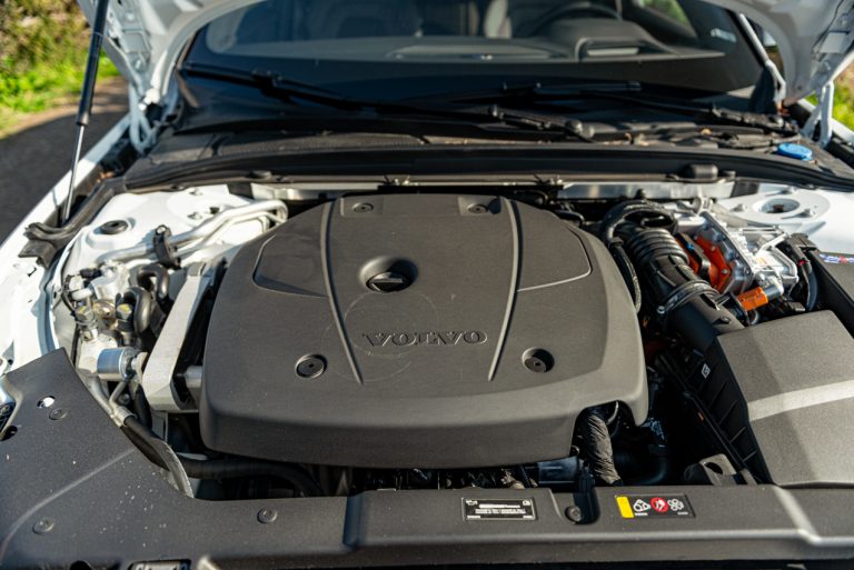 Volvo V60 T8 Ibrida Plug-in, la prova su strada