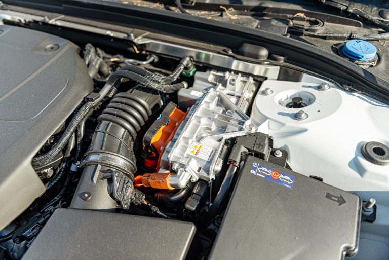 Volvo V60 T8 Ibrida Plug-in, la prova su strada