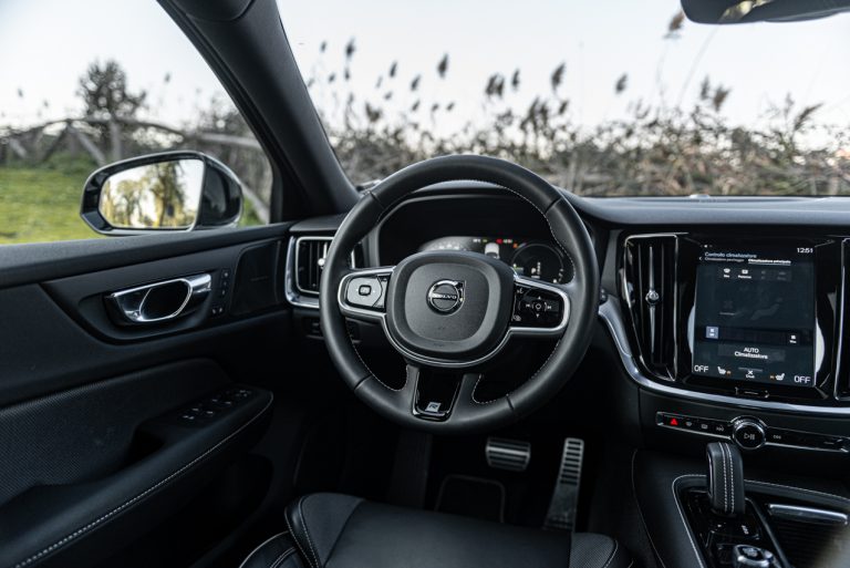 Volvo V60 T8 Ibrida Plug-in, la prova su strada