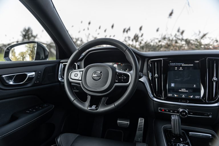 Volvo V60 T8 Ibrida Plug-in, la prova su strada