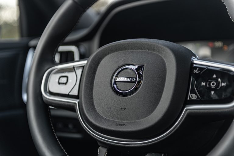 Volvo V60 T8 Ibrida Plug-in, la prova su strada