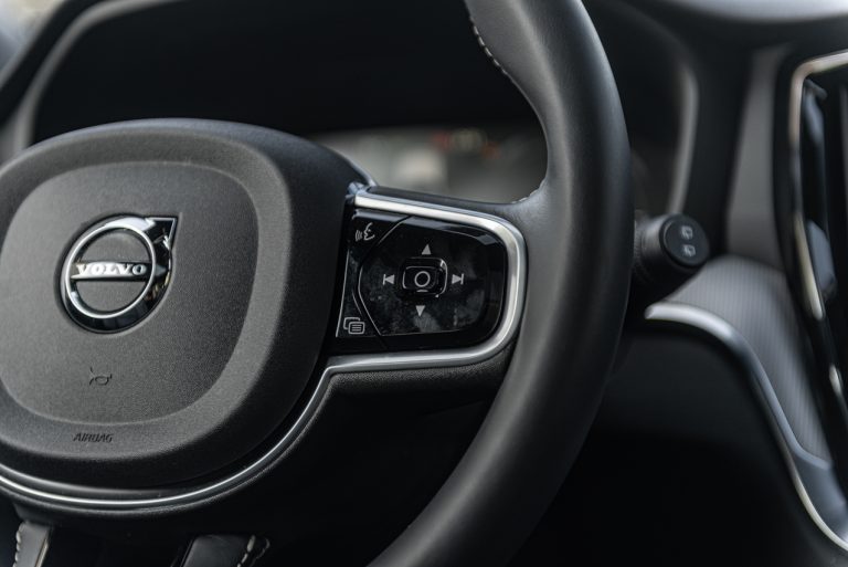 Volvo V60 T8 Ibrida Plug-in, la prova su strada