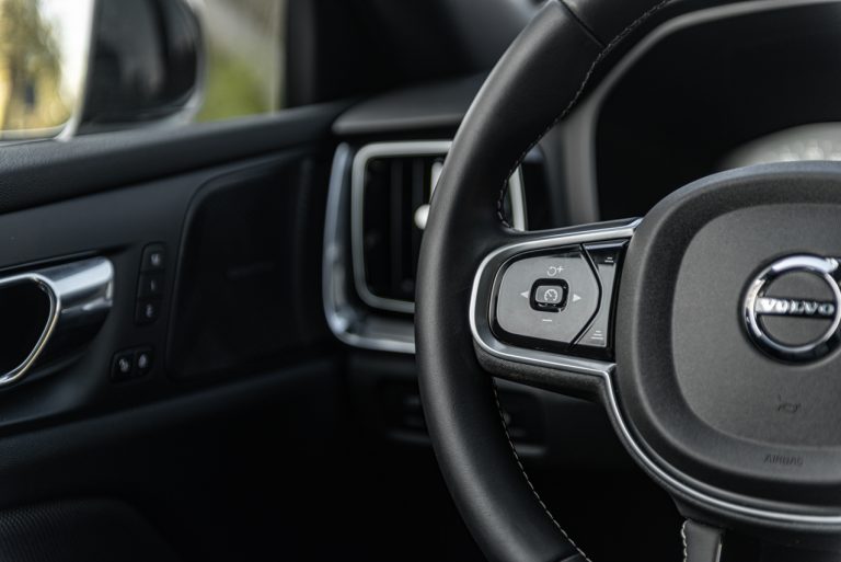 Volvo V60 T8 Ibrida Plug-in, la prova su strada