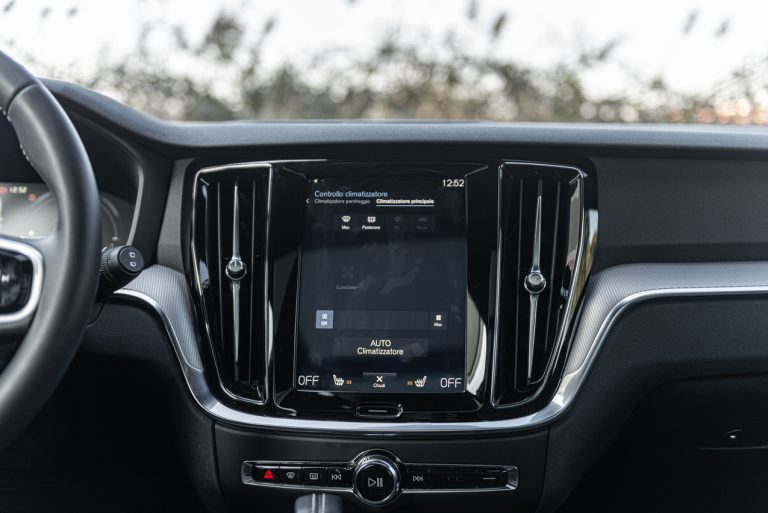 Volvo V60 T8 Ibrida Plug-in, la prova su strada