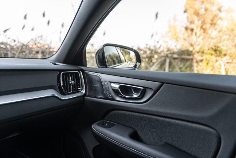 Volvo V60 T8 Ibrida Plug-in, la prova su strada