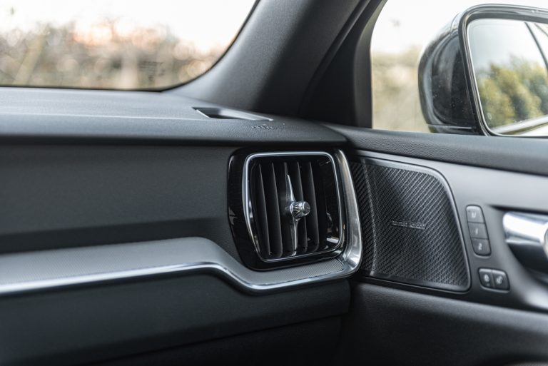 Volvo V60 T8 Ibrida Plug-in, la prova su strada