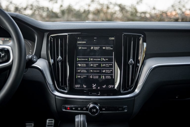 Volvo V60 T8 Ibrida Plug-in, la prova su strada