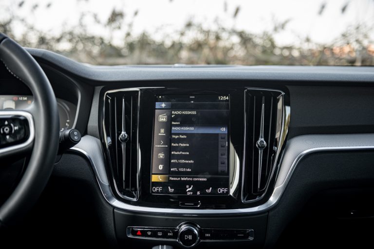 Volvo V60 T8 Ibrida Plug-in, la prova su strada