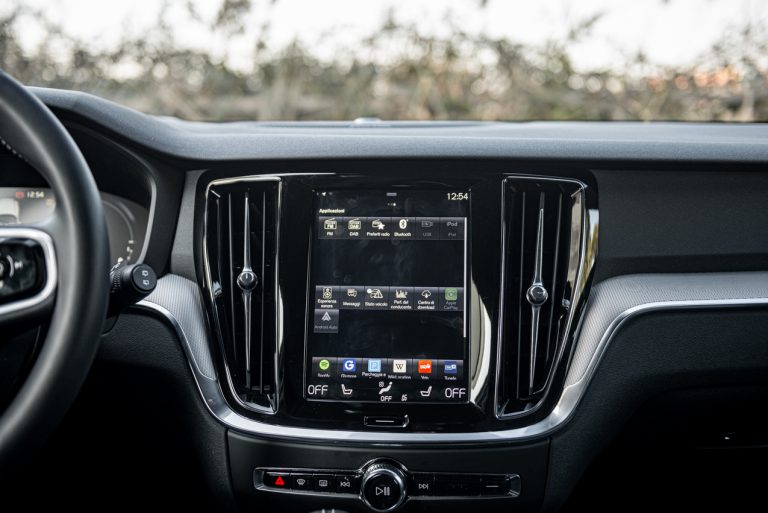Volvo V60 T8 Ibrida Plug-in, la prova su strada