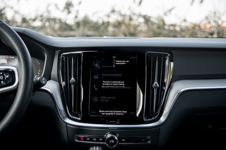 Volvo V60 T8 Ibrida Plug-in, la prova su strada