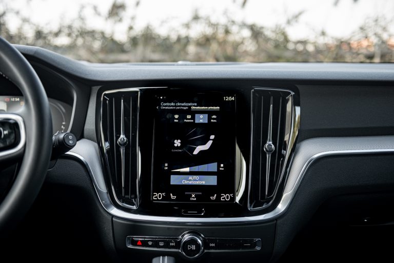 Volvo V60 T8 Ibrida Plug-in, la prova su strada