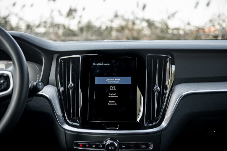 Volvo V60 T8 Ibrida Plug-in, la prova su strada