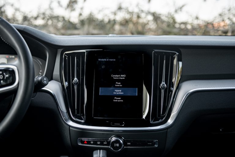 Volvo V60 T8 Ibrida Plug-in, la prova su strada