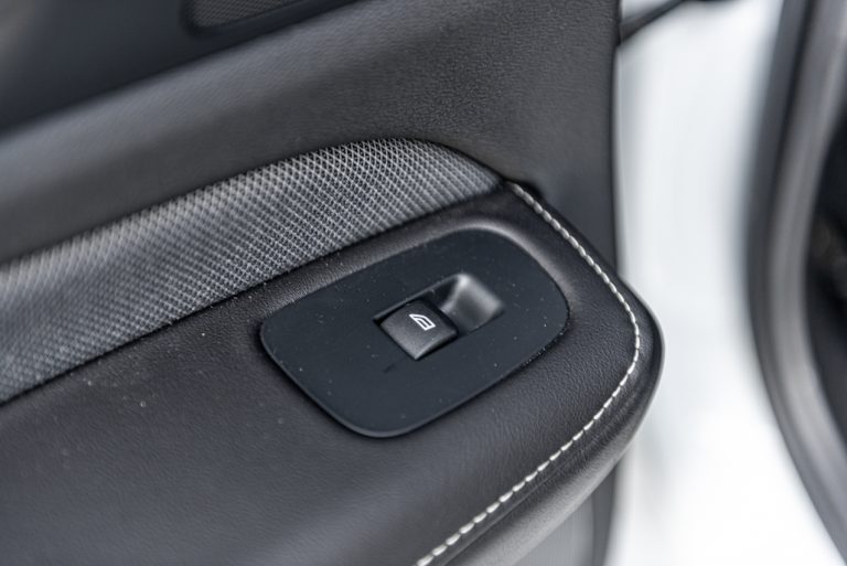 Volvo V60 T8 Ibrida Plug-in, la prova su strada