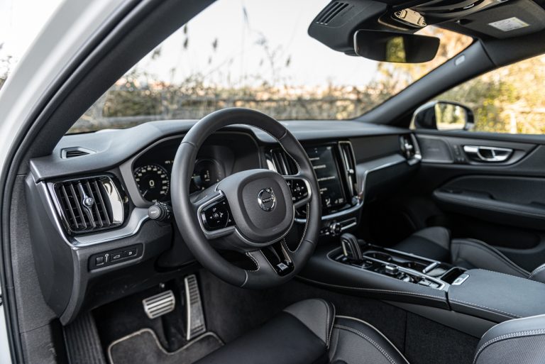 Volvo V60 T8 Ibrida Plug-in, la prova su strada