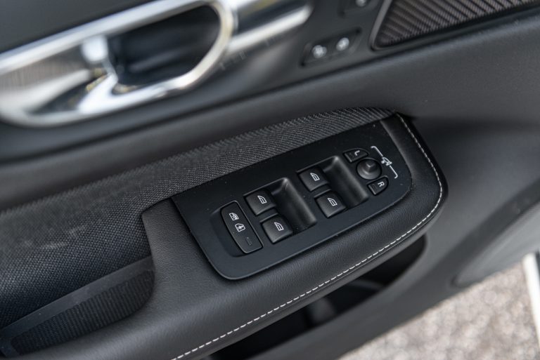 Volvo V60 T8 Ibrida Plug-in, la prova su strada