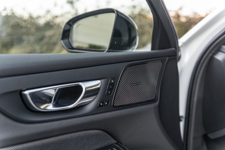 Volvo V60 T8 Ibrida Plug-in, la prova su strada