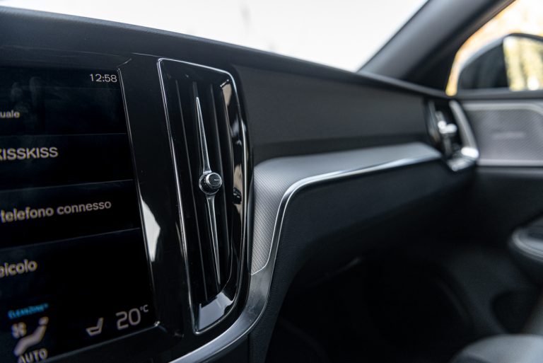 Volvo V60 T8 Ibrida Plug-in, la prova su strada