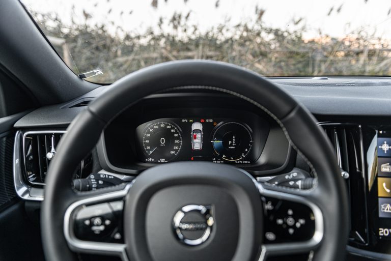 Volvo V60 T8 Ibrida Plug-in, la prova su strada