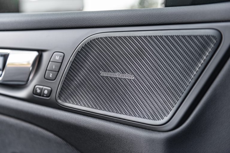 Volvo V60 T8 Ibrida Plug-in, la prova su strada