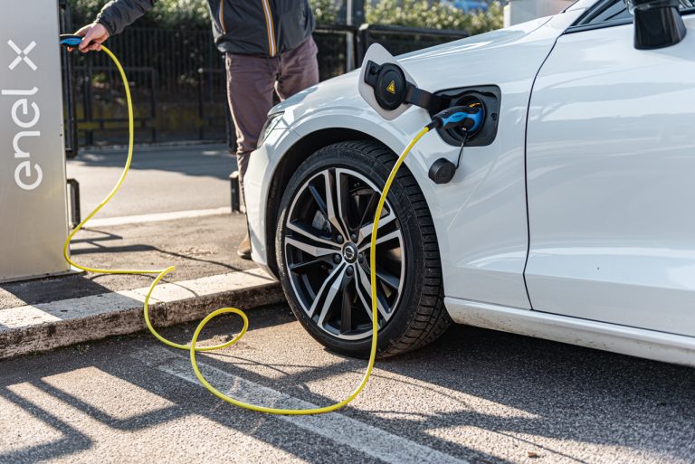 Volvo V60 T8 Ibrida Plug-in, la prova su strada