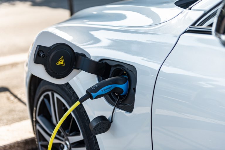 Volvo V60 T8 Ibrida Plug-in, la prova su strada