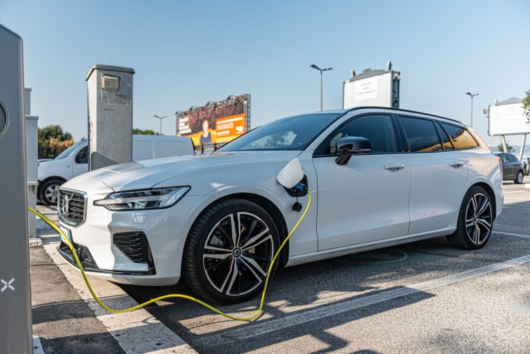 Volvo V60 T8 Ibrida Plug-in, la prova su strada