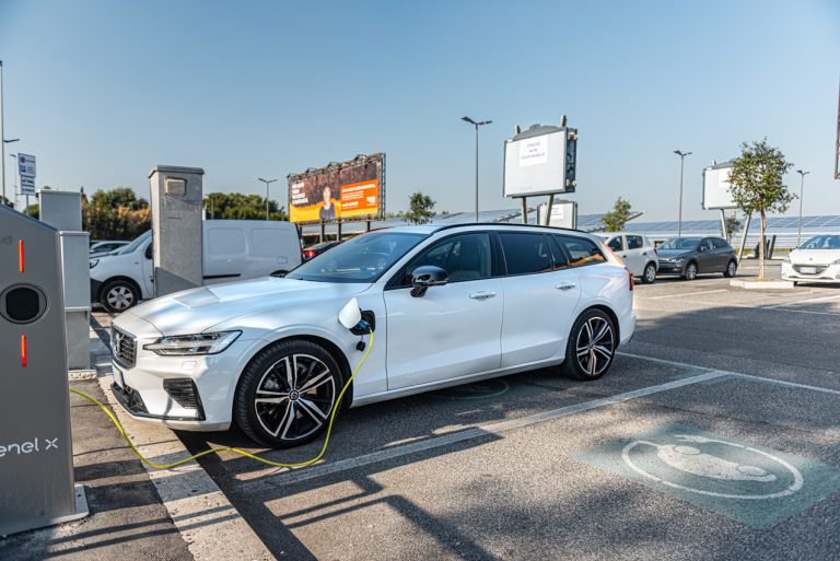 Volvo V60 T8 Ibrida Plug-in, la prova su strada