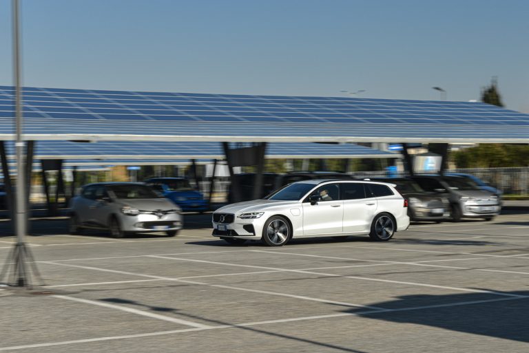 Volvo V60 T8 Ibrida Plug-in, la prova su strada