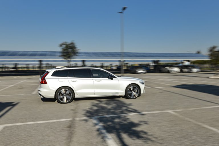 Volvo V60 T8 Ibrida Plug-in, la prova su strada