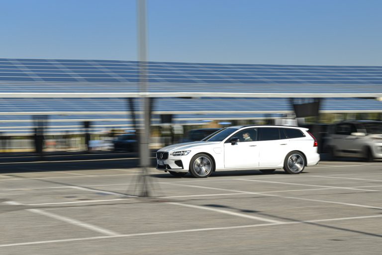 Volvo V60 T8 Ibrida Plug-in, la prova su strada