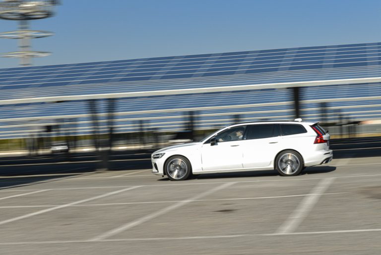 Volvo V60 T8 Ibrida Plug-in, la prova su strada
