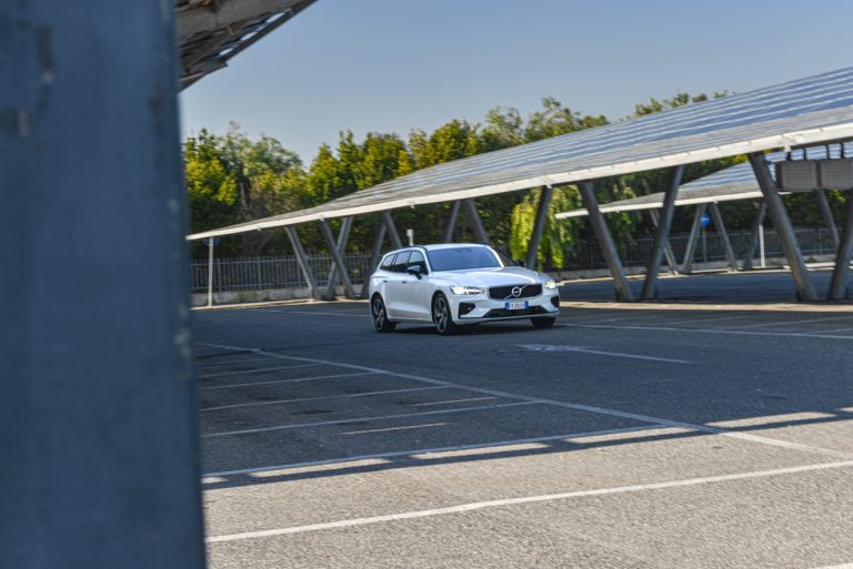 Volvo V60 T8 Ibrida Plug-in, la prova su strada