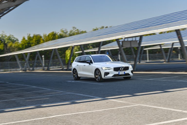 Volvo V60 T8 Ibrida Plug-in, la prova su strada