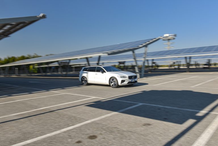 Volvo V60 T8 Ibrida Plug-in, la prova su strada
