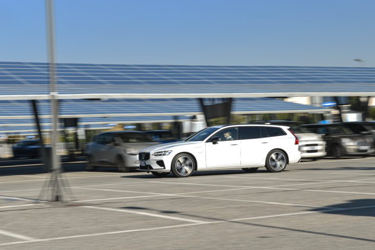 Volvo V60 T8 Ibrida Plug-in, la prova su strada