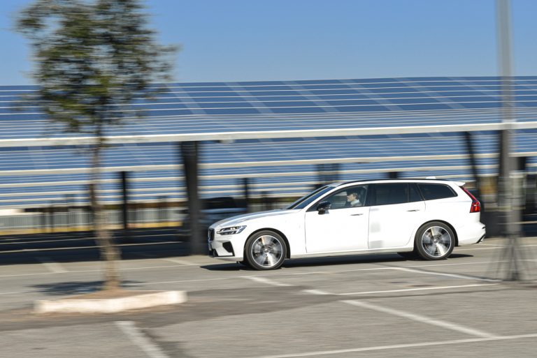 Volvo V60 T8 Ibrida Plug-in, la prova su strada