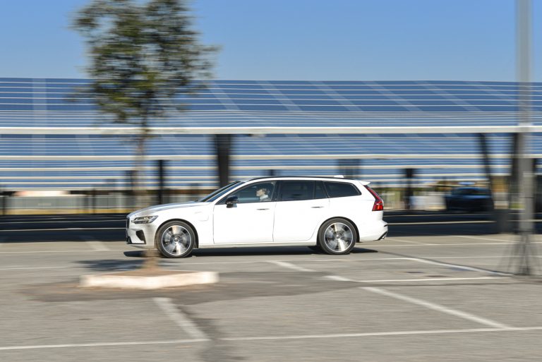 Volvo V60 T8 Ibrida Plug-in, la prova su strada