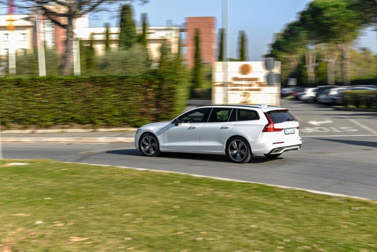 Volvo V60 T8 Ibrida Plug-in, la prova su strada