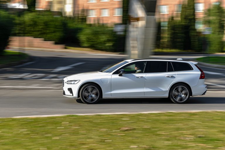 Volvo V60 T8 Ibrida Plug-in, la prova su strada