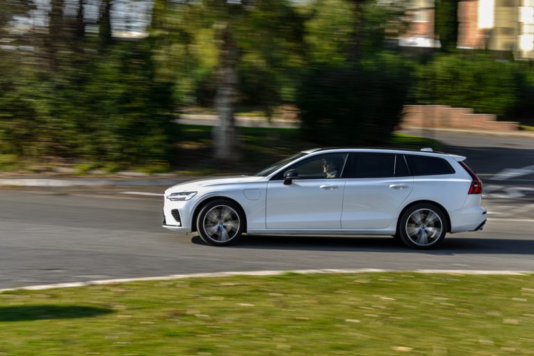 Volvo V60 T8 Ibrida Plug-in, la prova su strada