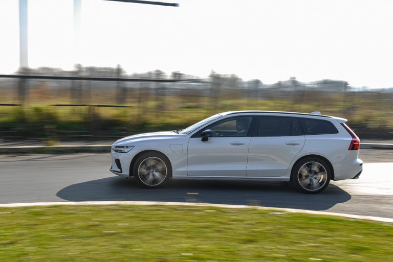 Volvo V60 T8 Ibrida Plug-in, la prova su strada
