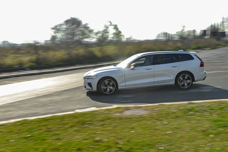 Volvo V60 T8 Ibrida Plug-in, la prova su strada
