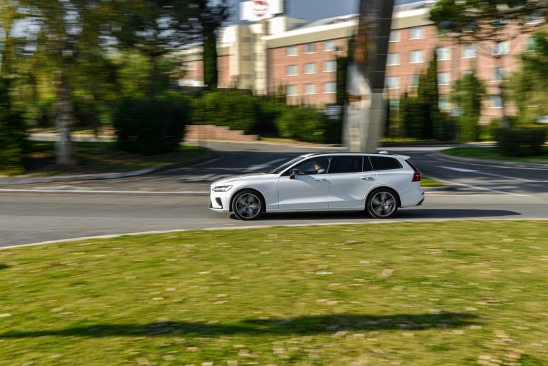 Volvo V60 T8 Ibrida Plug-in, la prova su strada